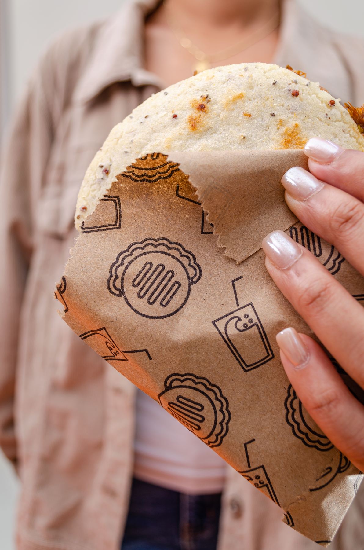 Bolsa kraft con impresión personalizada Los Juanes Plus, con arepa