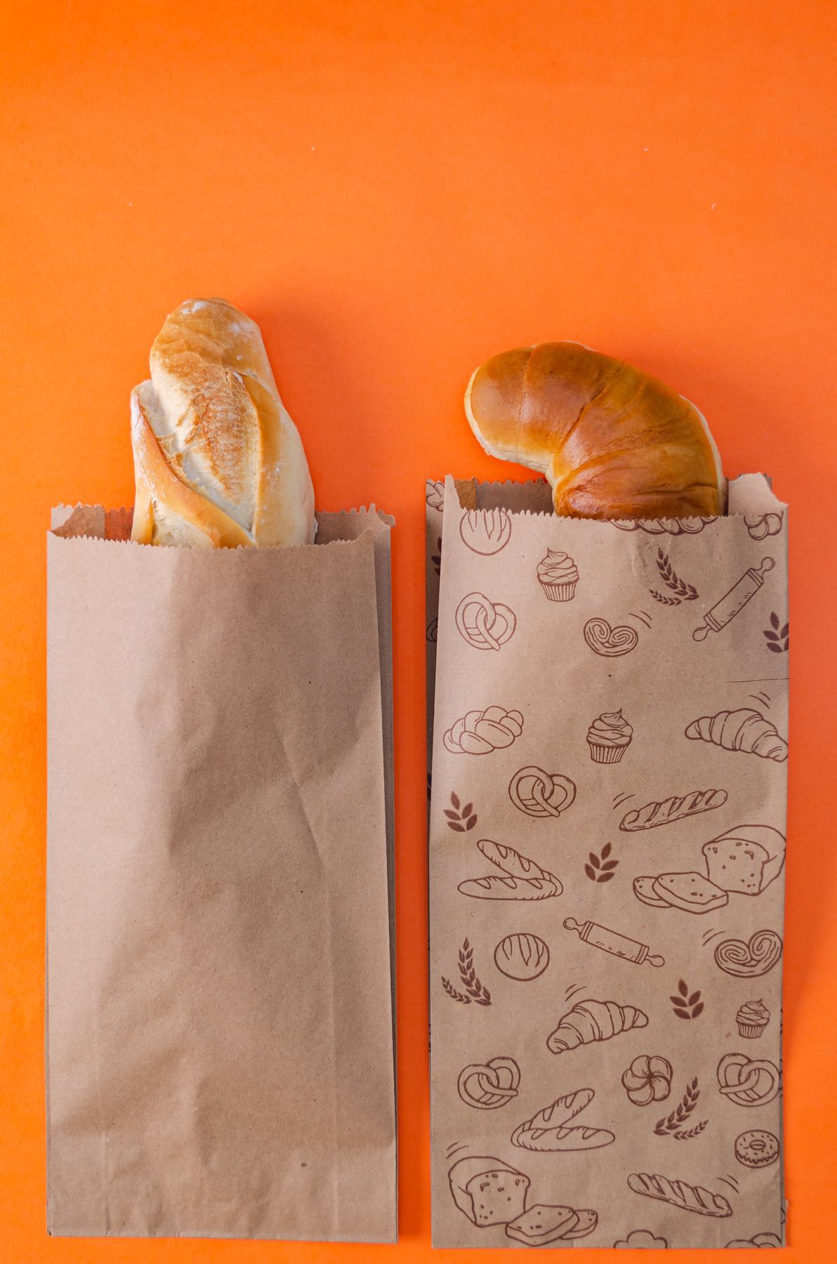 Variedad de bolsas kraft Los Juanes Plus, lisas y con diseño panadero