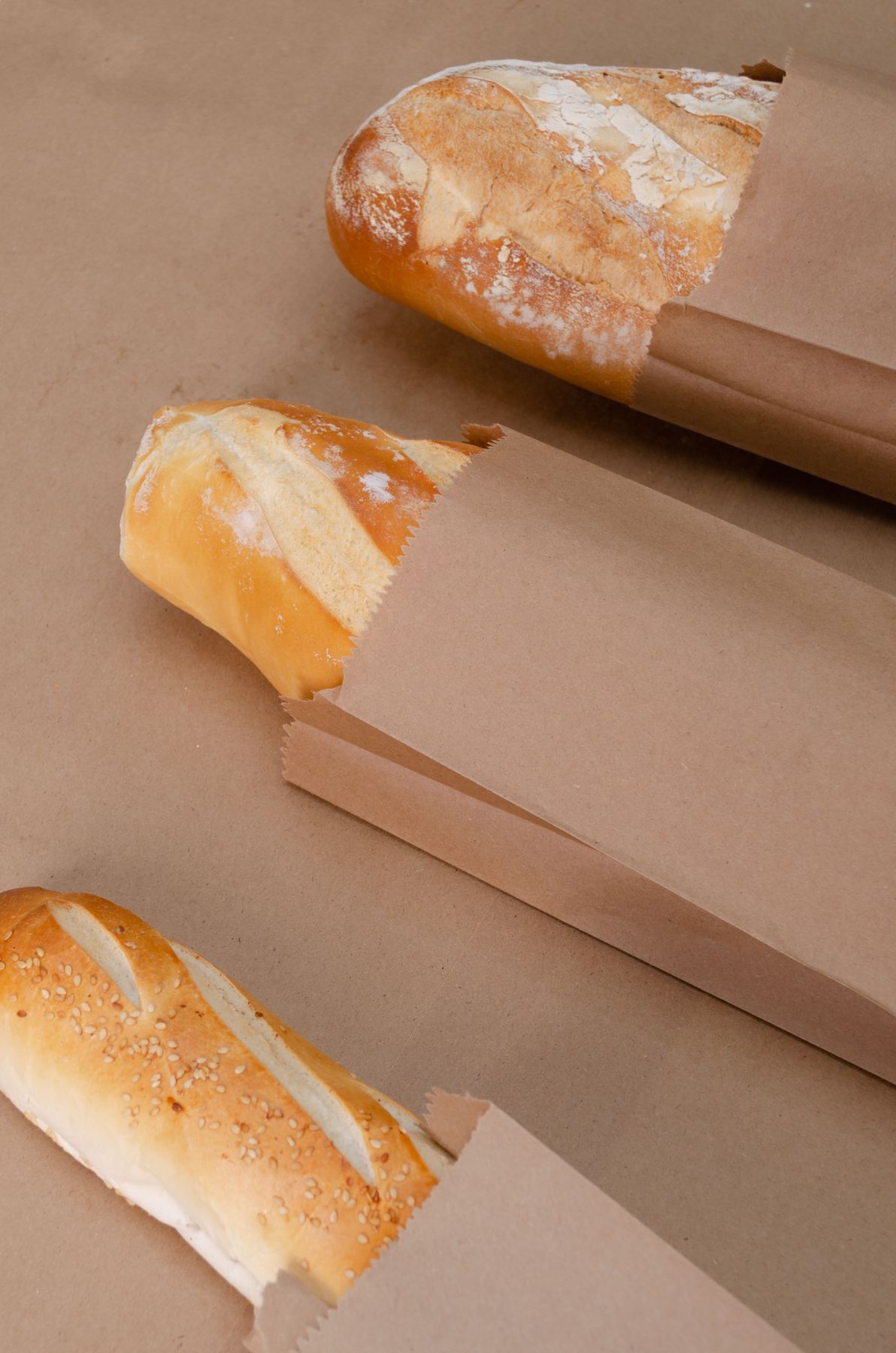 Variedad de bolsas kraft Los Juanes Plus con pan baguette real