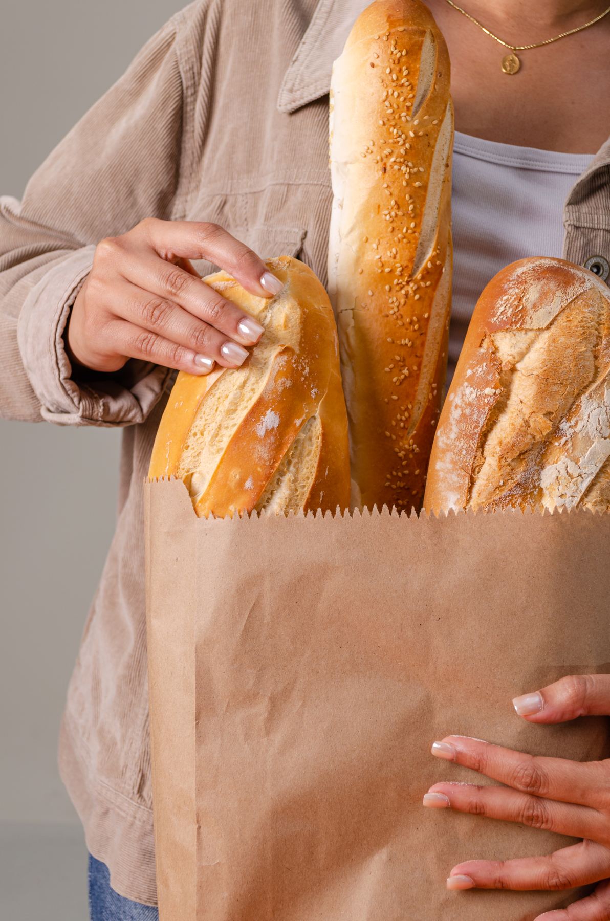 Bolsas de papel kraft Los Juanes Plus con pan baguette recién horneado